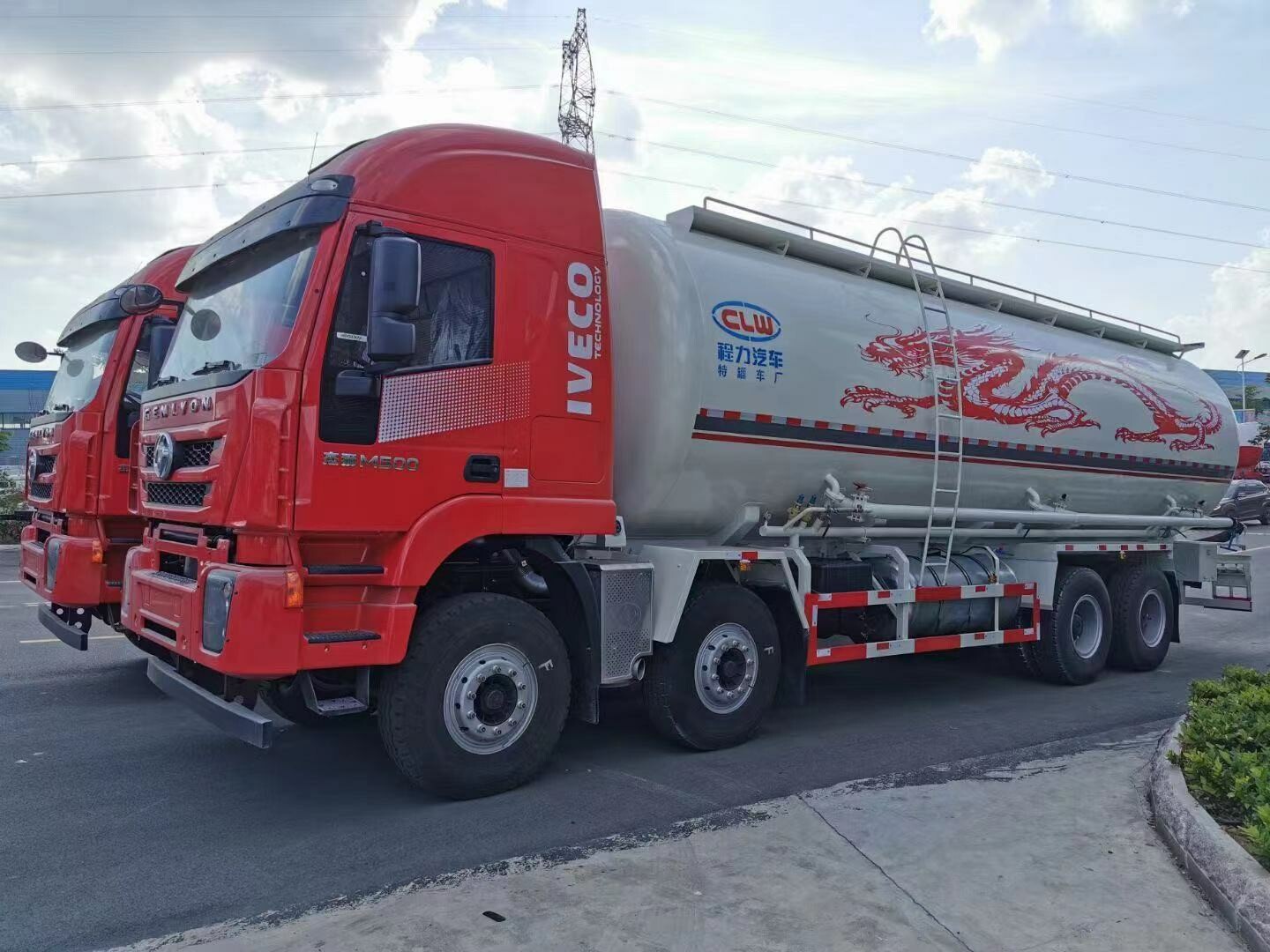 上汽紅巖前四后八低密度粉粒物料運(yùn)輸車