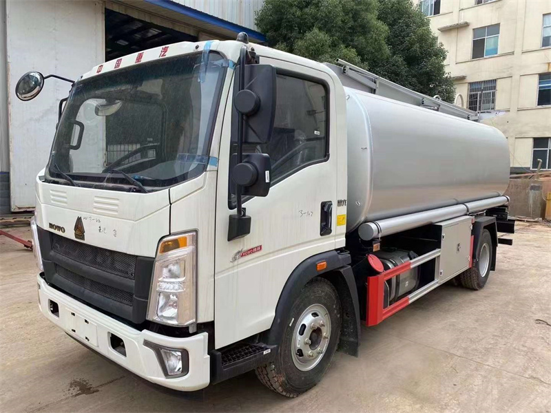 國(guó)六豪沃輕卡8.5方供液車(chē)