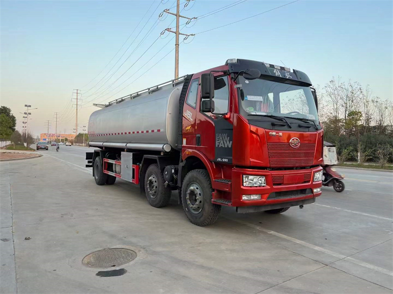 解放J6小三軸24方液體運(yùn)輸車(chē)