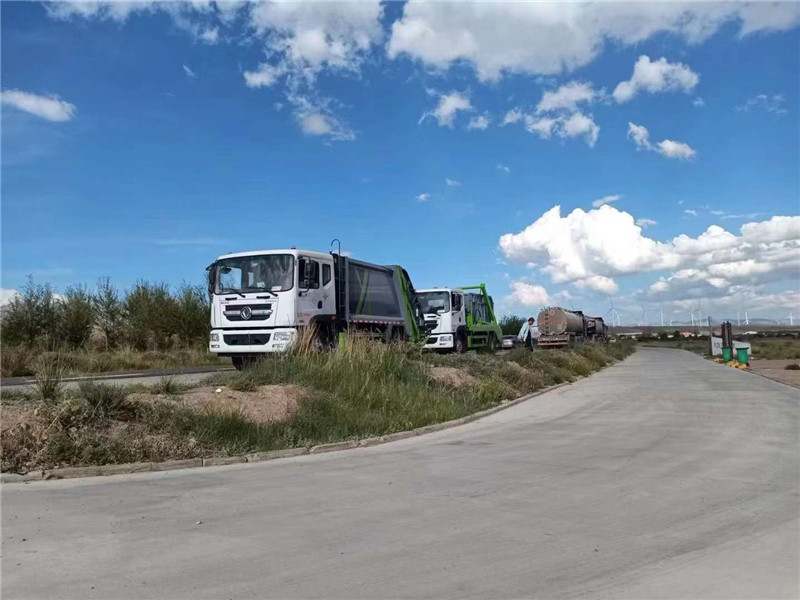 程力環(huán)衛(wèi)壓縮垃圾車(chē)和擺臂垃圾車(chē)發(fā)往西藏