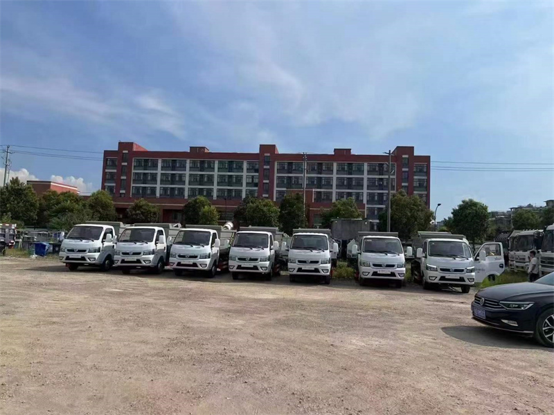 第一批東風(fēng)途逸無(wú)泄漏垃圾車(chē)發(fā)往廣東順利交車(chē)