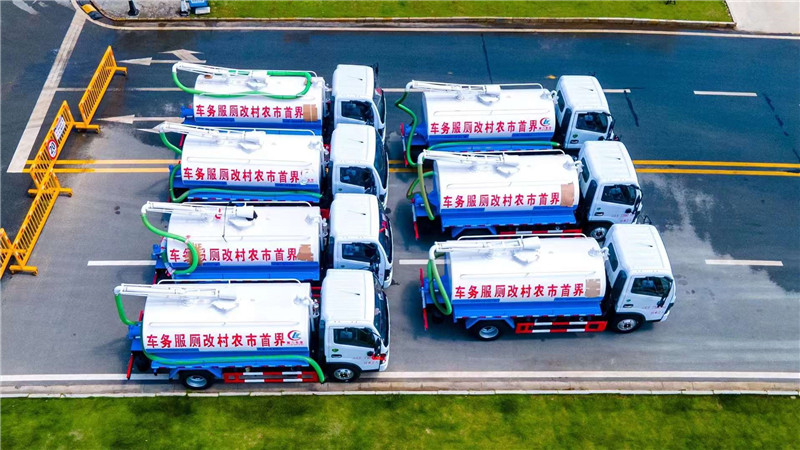 5方吸糞車(chē)批量發(fā)往界首市助力安徽農(nóng)村改廁革命