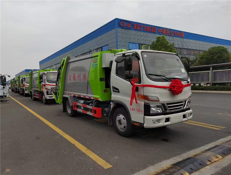 五臺(tái)壓縮垃圾車(chē)發(fā)往廣東共創(chuàng)保潔美好新生活