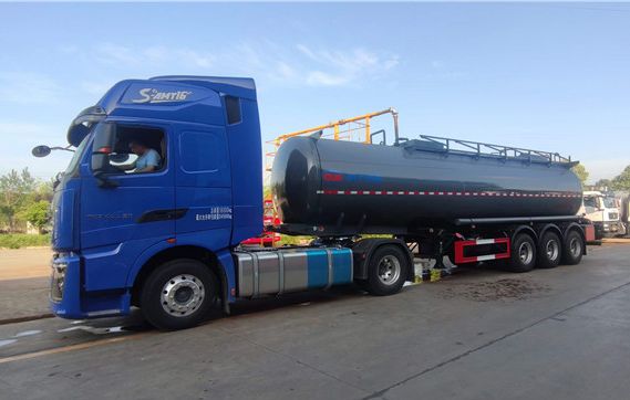 程力30方半掛堿水劑運(yùn)輸車(chē)